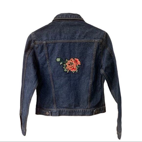 PRICE FIRM! $35 Women's Classic Denim Jacket - Picture 7 of 10